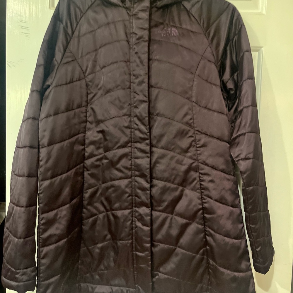 The North Face Women's hooded Puffer Jacket - Deep Eggplant